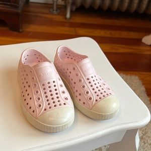 Native toddler, size C7. Light pink.